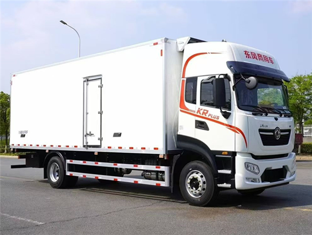 东风天锦PLUS 7米8冷藏车330马力